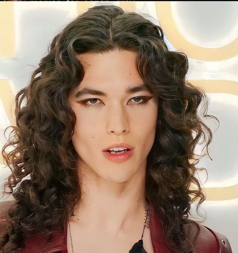 Conan Grey, Grey Curly Hair, Cfda Fashion Awards, Red Makeup, Curly Hair Styles Easy, Conan The Barbarian, Fashion Awards, Fluffy Hair, Conan Gray