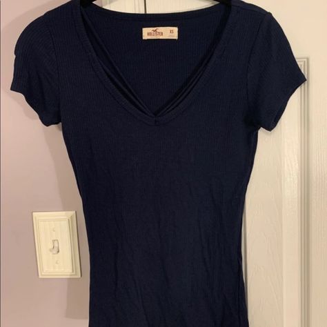 Navy Blue Hollister Short Sleeve Top With Chest Cutout New Without Tags 2010 Clothes, Tvd Outfits, 2000 Clothes, Hollister Clothes, 2000s Tops, 2000s Clothing, Downtown Outfits, Hollister Shirts, Navy Blue Shirts