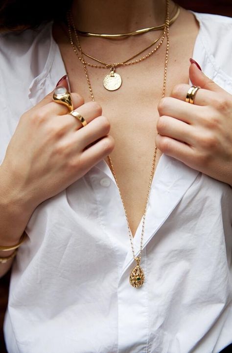 dress up a simple white shirt with gold jewelry Karla's Closet, Karla Deras, Necklace Layers, Elegante Y Chic, Gold Locket, Cool Ideas, Gold Necklaces, Gold Choker, Vintage Style Outfits