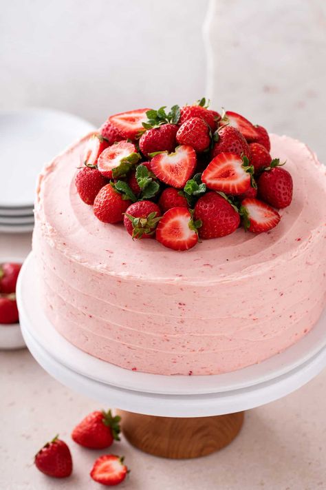 Strawberry Cake Aesthetic, Cake Recipe Strawberry, Strawberry Cake Decorations, Strawberry Layer Cake, Cake Decorating Turntable, Chocolate Chip Bundt Cake, Delicious Strawberry Cake, Strawberry Layer Cakes, Strawberry Cake Recipe