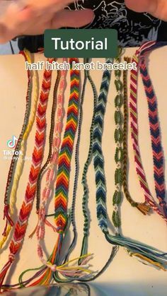 Simpul Makrame, Diy Bracelets With String, Half Hitch Knot, Diy Friendship Bracelets Tutorial, Friendship Bracelet Patterns Easy, Diy Bracelets Tutorials, Friendship Bracelets Tutorial, Bracelet Craft Diy, Start Knitting