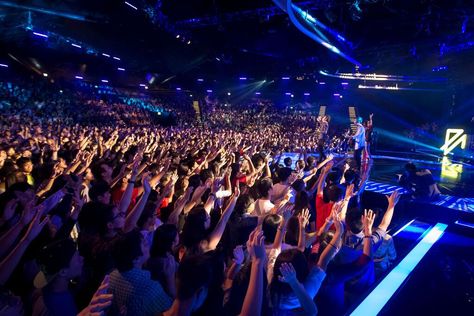 What an awesome sight it is when young people lift their arms and hands high in praise  worship to God. Picture Of People Worshipping God, People Worshipping Background, Lifted Hands Worship, Praise Background Church, People Worshipping God, People Worshipping In Church, People Praising God, Praise Background, Praise And Worship Background