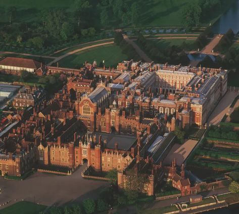 Tudor Court, English Manor Houses, Palace London, Castle Mansion, Hampton Court Palace, Tudor History, Royal Residence, Castle House, Royal Court