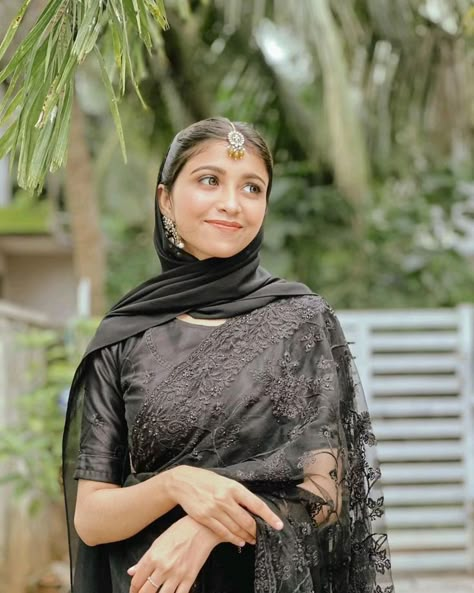 Black Saree With Hijab, Saree With Hijab, Eid Photoshoot Ideas, Easy Photography Ideas, Self Pictures, Very Simple Mehndi Designs, Instagram Editing Apps, Gold Nose Stud, Anarkali Dress Pattern