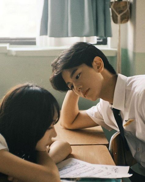 School Crush Aesthetic, Cooking Together Aesthetic, Couples Studying Together, Teen Love Aesthetic, Ghost Iphone Wallpaper, Highschool Couple, Shy Girlfriend, Friends Ulzzang, School Friends Aesthetic