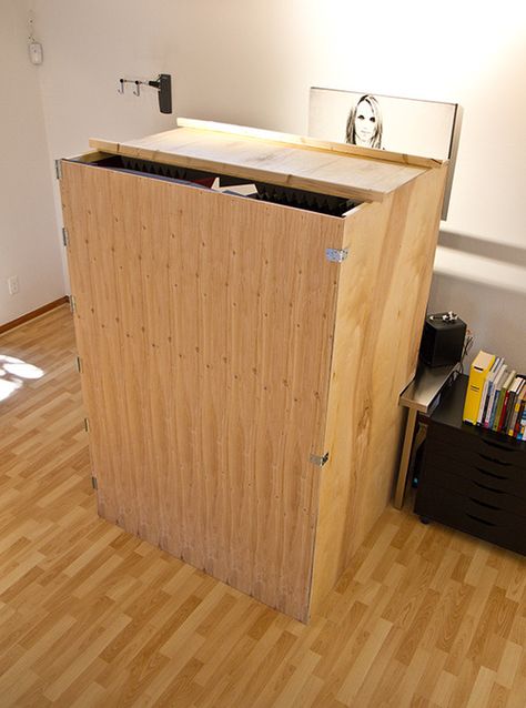 DIY collapsible sound booth - brilliant! Diy Vocal Booth, Soundproof Booth, Home Recording Studios, Sound Booth, Acoustic Panels Diy, Vocal Booth, Booth Diy, Recording Booth, Home Recording Studio Setup