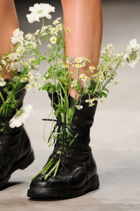 Foto Top, Mode Shoes, London Fashion Weeks, Embroidery Shoes, Kitenge, Arte Floral, Flower Fashion, Fashion Details, Wearing Black