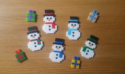 Peeler Bead Gift Ideas, Small Christmas Perler Bead Patterns, Small Perler Beads Ideas Christmas, Snowman Perler Bead Patterns, Christmas Fuse Beads, Pearler Beads Pattern Christmas, Snowman Hama Beads, Pearl Beads Pattern Christmas, Christmas Ornaments Perler Beads