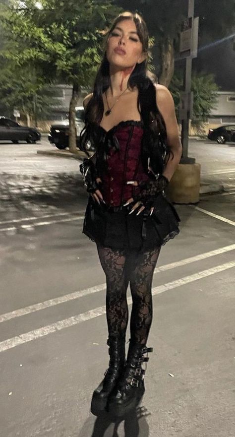 Vampire Costume Women, Goth Halloween Costume, Vampire Halloween Costume, Vampire Clothes, Hot Halloween Outfits, Pretty Halloween Costumes, American Boy, Trendy Halloween Costumes, Vampire Costume