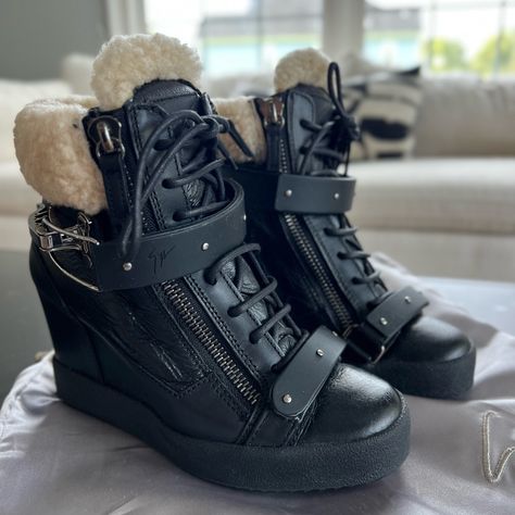 Wedge sneakers style