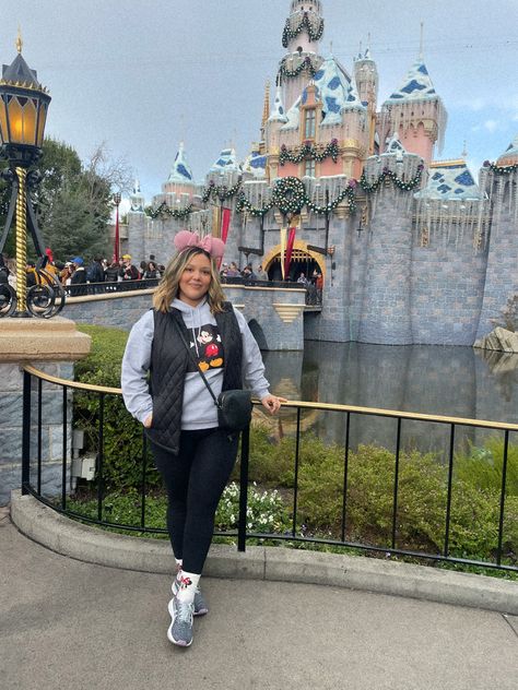 January Disney World Outfits, Winter Disney World Outfits, Disney Outfits Women Winter, Disneyland Outfits Winter, Disney World Outfits Winter, Disney Outfits Winter, Disneyland Ootd, Disneyland Christmas Outfit, Disney Winter Outfits