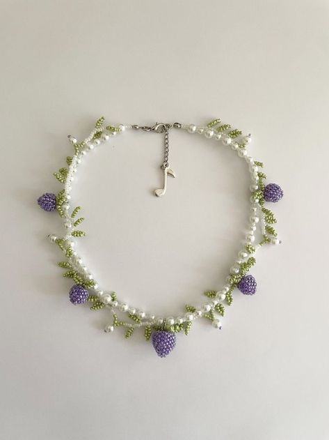 Bead Crochet Jewelry, Glass Bead Crafts Jewellery, Vintage Beaded Jewelry, Cute Beaded Necklaces, Heart Beaded Necklace, Glass Bead Crafts, Glass Bead Jewelry, Crafts At Home, Necklaces Diy