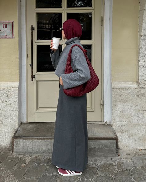 Pinterest Inspo Outfit, Grey And Burgundy Outfits For Women, Grey Burgundy Outfit, Burgundy Hijab Outfit, Hijabi Business Casual, Grey Hijab Outfit, Grey Outfits For Women, Cute Outfit Winter, Outfit For Hijab