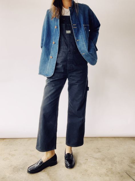 The Barn Coat Denim Jean Chore Jacket Outfit, Denim Chore Coat Outfit, Barn Coat Outfit Women, Barn Coat Outfit, Gender Neutral Outfits Aesthetic, Chore Coat Outfit, Casual Oversized Outfits, Body Blankets, Dark Denim Overalls