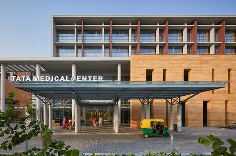 Hospital Entrance Design, Facade Skin, Hospital Entrance, Corporate Architecture, Modern University, Hospital Design Architecture, Colonial Interior Design, Athletic Center, Architecture Styles