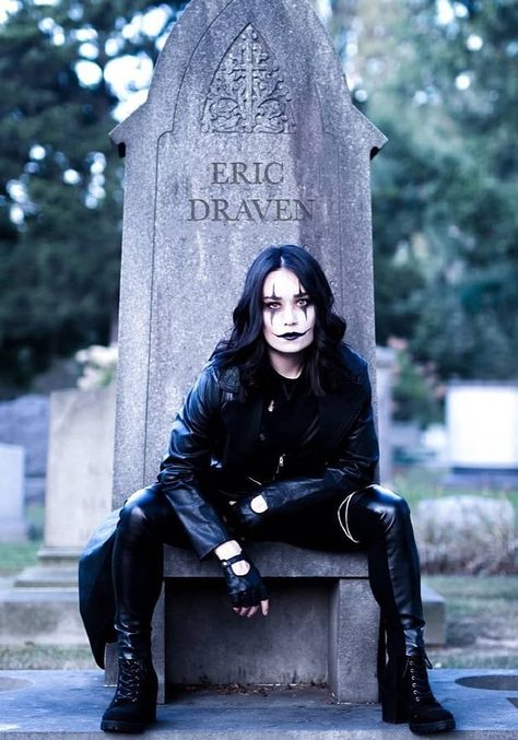 Spooky Cosplay Ideas, The Crow 1994 Costume, The Crow Woman Costume, Columbia Halloween Costume, Female Horror Characters Movies, Eric Draven Makeup, The Crow Halloween Costume Women, Female Crow Costume, The Crow Cosplay Female