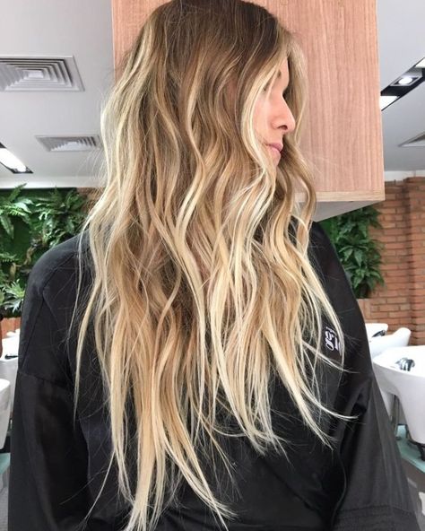 😶 @espacogioh @salaomajestic Beach Blonde Hair, Blonde Balayage Highlights, Blond Balayage, Beachy Hair, Balayage Blonde, Dirty Blonde Hair, Honey Blonde Hair, Blonde Hair Inspiration, Blonde Hair Looks