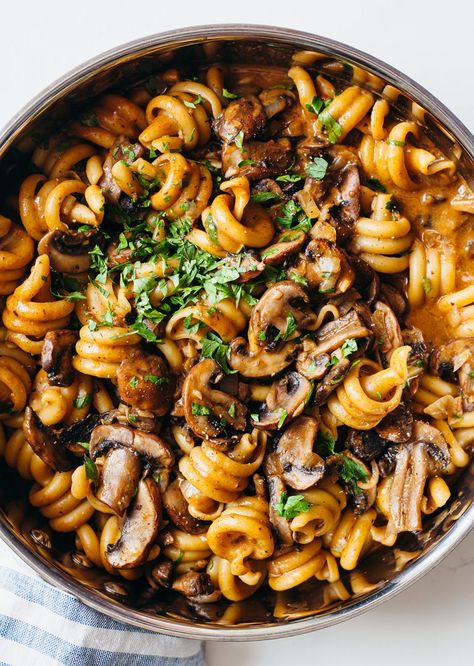 One Pot Mushroom Stroganoff - So Vegan Diner Ideas Recipes, Best Vegetarian Dishes, Mushroom Stroganoff Recipe, One Pot Recipes, Diner Ideas, Mushroom Stroganoff, Stroganoff Recipe, God Mat, Mushroom Recipes