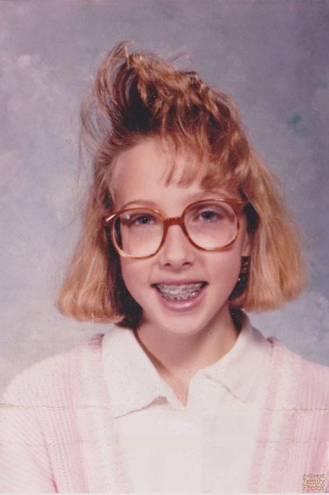 School was tough enough without taking photo evidence of it. Still, it's fun to check out these awkward school photos that will not only make you cringe but make you glad that you no longer attend school! #top5 #topfive #funny #funnypics #funnypictures Cheesy Smile, Awkward Pictures, Awkward Girl, Funny School Pictures, Awkward Photos, Funny Animals With Captions, Awkward Family Photos, Yearbook Photos, Funny School