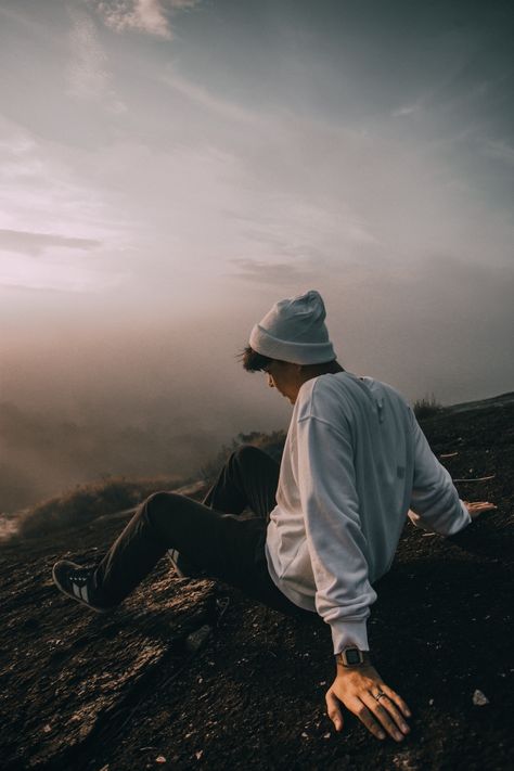 Mens Poses Photography Ideas Outside, Men Mountain Photoshoot, Mountain Photoshoot Ideas Men, Travel Photo Poses Men, Mountain Poses Photo Ideas Men, Nature Photography Poses For Men, Outdoor Photoshoot Ideas Men, Nature Photoshoot Men, Insta Poses Men