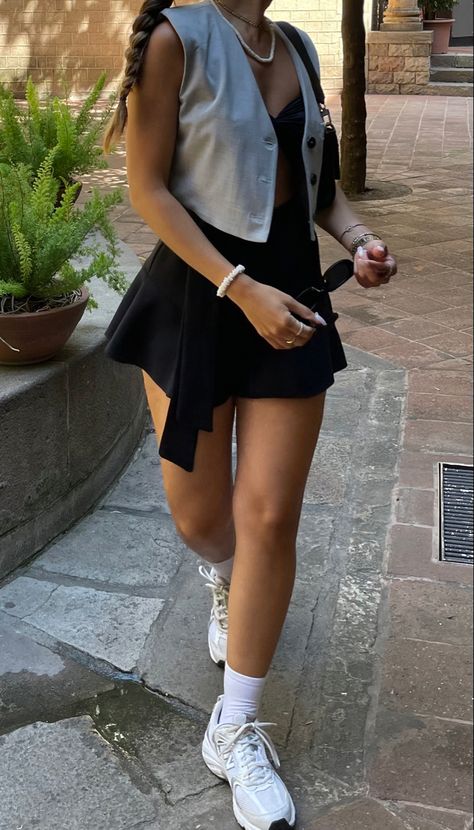 Waistcoat Shorts Outfit, Grey Shorts Outfit, Waistcoat Outfit, Gray Vest, Outfit Ideas Fashion, Grey Vest, Shorts Outfit, Inspo Outfit, Grey Shorts