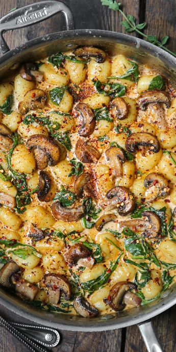 Mushroom Gnocchi, Gnocchi Dishes, Spinach And Mushroom, Creamy Garlic Sauce, Homemade Gnocchi, Meatless Dinner, Italian Recipe, Gnocchi Recipes, Creamy Spinach