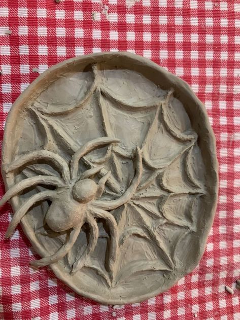 Spider Clay Sculpture, Air Dry Clay Spiderman, Spiderman Clay Ideas, Spiderman Ceramics, Goth Clay Crafts, Spiderman Clay Art, Clay Spiderman, Diy Clay Ashtray, Clay Crafts Air Dry Ideas