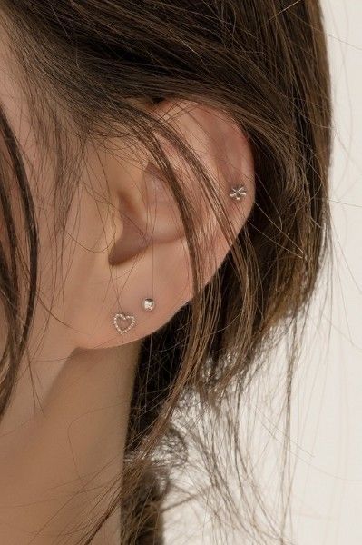 pretty earings aesthetic jewelry simple cute earings Minimalistic Ear Piercings, Anting Korean Style, Ear Piercings Korean, Korean Piercings, Korean Ear Piercing, Minimal Ear Piercings, Ear Percinings, Ear Piercings Women, Minimal Piercings