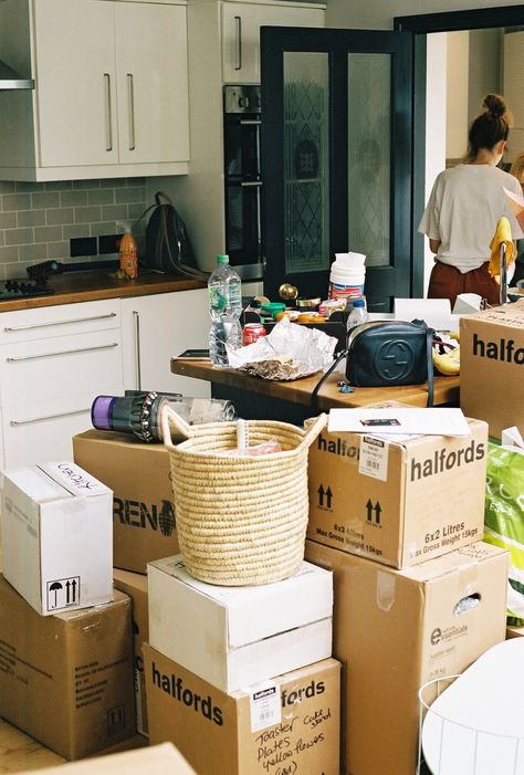 House Move Aesthetic, Packing Boxes Aesthetic, Vision Board New House, Moving Out Aesthetic Pictures, Packing Aesthetic Moving, Moving In Asethic, Moving Out Boxes Aesthetic, Moving Out Vision Board, Packing Moving Out Aesthetic