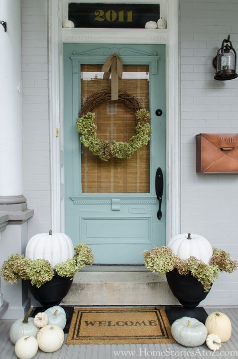 Happy first day of autumn! Today I am joining the fall tour hosted by Lindsay from White Buffalo Styling Co. I just had the privilege of seeing Lindsay at a BHG event in NYC last week. Her home Farmhouse Front Porch Decorating, Diy Porch Decor, Farmhouse Front Door, Diy Front Porch, Farmhouse Front Porches, Fall Front Porch Decor, Decor Ikea, Fall Front Porch, Front Porch Decorating