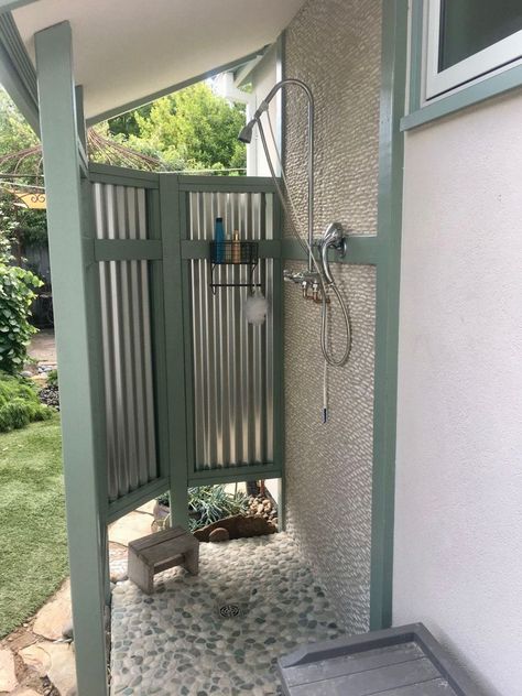 Outdoor Half Bathroom Ideas, Outdoor Pool Shower And Toilet, Diy Pool Changing Area, Small Outdoor Shower Ideas, Cheap Outdoor Shower Ideas, Outdoor Shower Enclosure Ideas, Outdoor Shower With Roof, Outdoor Dog Shower Ideas, Outdoor Pool Shower Ideas