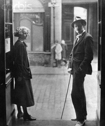 Sylvia Beach and James Joyce in Paris - Sylvia Beach – the owner of the bookshop Shakespeare and Company – died on November 12,  1962. Shakespeare and Company was nothing short of a phenomenon. A small bookshop on rue de l'Odéon that became the meeting-place, focal point and publishing house for some of the greatest writers of the 20th century. Sylvia Beach, Potty Humor, Thomas Carlyle, Shakespeare And Company, James Joyce, La Rive, Writers And Poets, Book Writer, Roaring Twenties