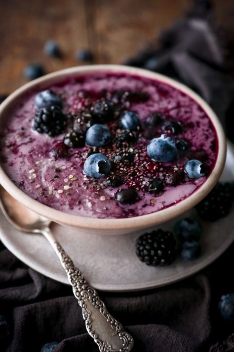 Creamy Mixed Berry Oatmeal | Free of gluten, dairy, and refined sugar. Vegan/vegetarian friendly! Mixed Berry Oatmeal, Oats With Milk, Berry Oatmeal, Oatmeal Bowls, Quick Healthy Breakfast, Mexican Dessert, Gluten Free Oats, Chia Pudding, Breakfast Bowls