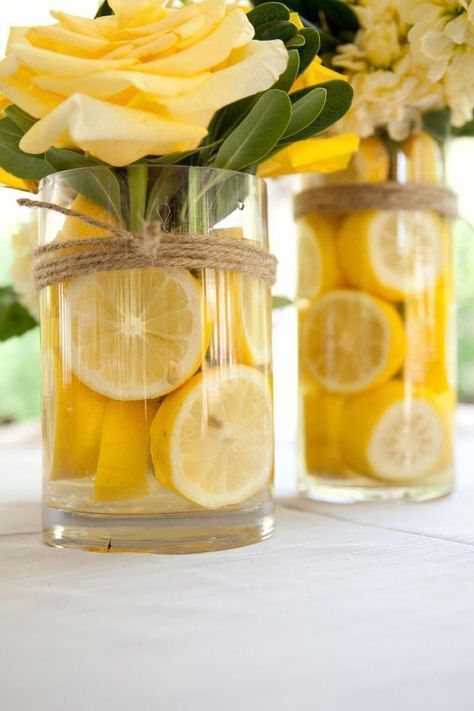 Lemon Diy, Lemon Themed Bridal Shower, Summer Table Decorations, Fruit Centerpieces, Tafel Decor, Diy Arrangements, Lemon Decor, Summer Tables, Calla Lilies