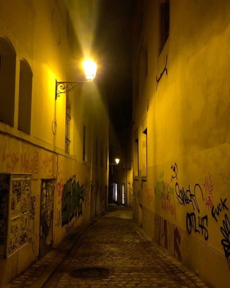 Orange Street Lights Aesthetic, Yellow Light Aesthetic Dark, Street Smart Aesthetic, Yellow Night Aesthetic, Yellow Photography Aesthetic, Dark Yellow Aesthetic Grunge, Deep Yellow Aesthetic, Yellow City Aesthetic, Yellow Light Aesthetic