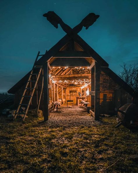 Viking Long House, Viking Bedroom, Viking Lifestyle, Viking Ideas, Viking Hall, Viking Aesthetic, Nordic Architecture, Long Hall, Viking House