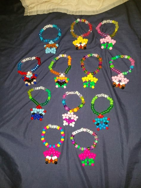 Spongebob kandi stars Star Kandi Pattern, Kandi Star Belt Chain, Kandi Bracelets Patterns How To Make, Shrek Kandi, Barbie Kandi, Kandi Star Ideas, Kandi Star Tutorial, Simple Kandi Ideas, Kandi Jellyfish