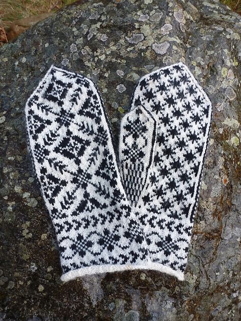 Ravelry: dalerose's Selbu strikk mittens and gloves. Thrummed Mittens Pattern, Free Latvian Mitten Pattern, Knitted Mittens Pattern Norwegian, Selbu Mittens, Smittens Mittens Pattern, Aran Knitting, Norwegian Knitting, Knitted Mittens Pattern, Knitted Mittens