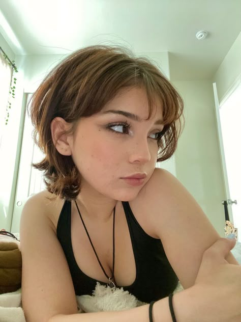 Ashley Judd Short Hair, Short Queer Haircuts, Pixie Cut Straight Hair, Girls Mullet, Queer Haircut, Queer Hair, 90s Haircuts, Short Grunge Hair, Hair 2022