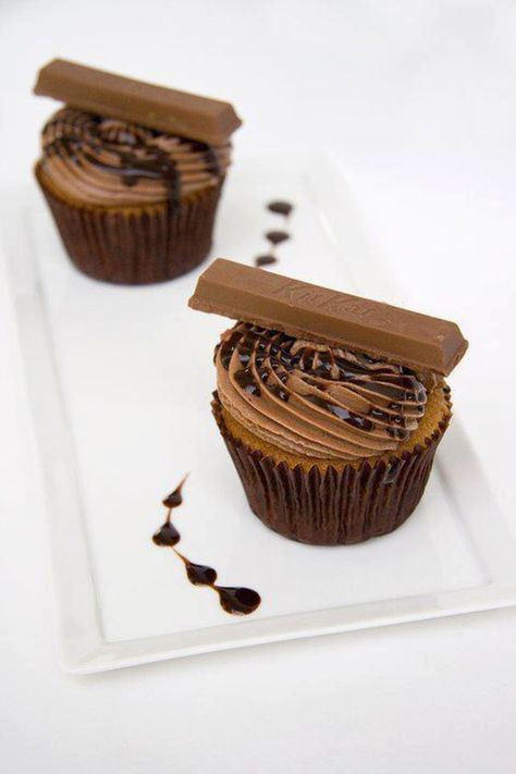 KitKat Cupcake Kitkat Cupcakes, Bakery Sweets, Cupcake Decor, Cupcakes Decoration, Cupcake, Muffins, Cafe, Baking, Cake