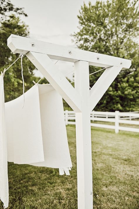 DIY Farmhouse Clothesline #farmhouse #diy #diyprojects Clothes Lines Ideas Outdoor, Diy Clothesline, Outdoor Clothes Lines, Clothesline Diy, Farmhouse Decor Trends, Diy Farmhouse Decoration, Cottage Farm, Farmhouse Decoration, White Cottage