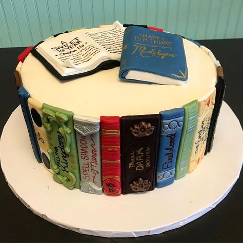 Book Lover Birthday Cakes, Birthday Cakes For Book Lovers, Wedding Cake Book Theme, Cakes That Look Like Books, Cake With Books Design, Reading Birthday Cake, Book Club Cake, Book Theme Cake Ideas, Book Stack Cake