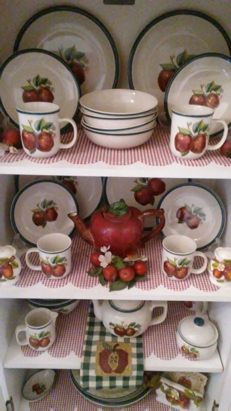 Apple Kitchen Decor Country, Apple Kitchen Theme, Country Apple Kitchen, Apple Theme Decor, Farmhouse Apple Decor, Fruit Kitchen Theme, Apple Home Decor, Apple Themed Kitchen, Apple Kitchen Decor Ideas