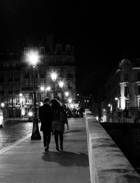 Paris Romance, Vintage Engagement Photos, Proposal Pictures, Midnight In Paris, Kissing In The Rain, The Seine, Black And White Love, Romantic Photos, Paris Art