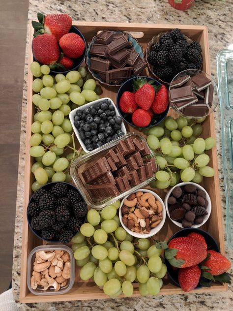 Fruit And Chocolate Charcuterie Board, Charcuterie Board Ideas Fruit, Brownie Charcuterie Board, Sweet Charcuterie, Chocolate Charcuterie Board, Chocolate Charcuterie, Fruit And Chocolate, Charcuterie Party, Snack Boards