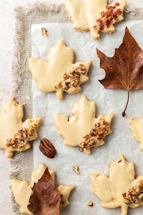 Buttery, melt in your mouth shortbread filled with chopped pecans, coated in maple syrup glaze and decorated in candied pecan. These cookies embody Autumn. By Emma Duckworth Bakes Pretty Holiday Desserts, Fall Desserts Decorated, Fall Frosted Cookies, Finger Foods Appetizer Recipes Dessert, Cute Fall Baked Goods, Unique Sweet Recipes, Fall Themed Baking, Tea Time Sweets, Pumpkin Thumbprint Cookies