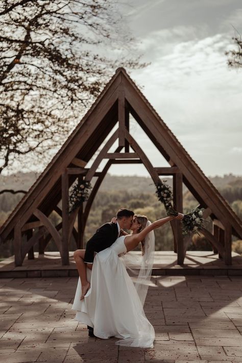 Different Wedding Photo Ideas, Photoshoot Wedding Ideas Photo Poses, Kissing Dip Pose, Kiss And Dip Pose, Staged Wedding Photos, Isle Photos Wedding, Wedding Photo Musts, Kiss Wedding Photos, Wedding Dip Pictures