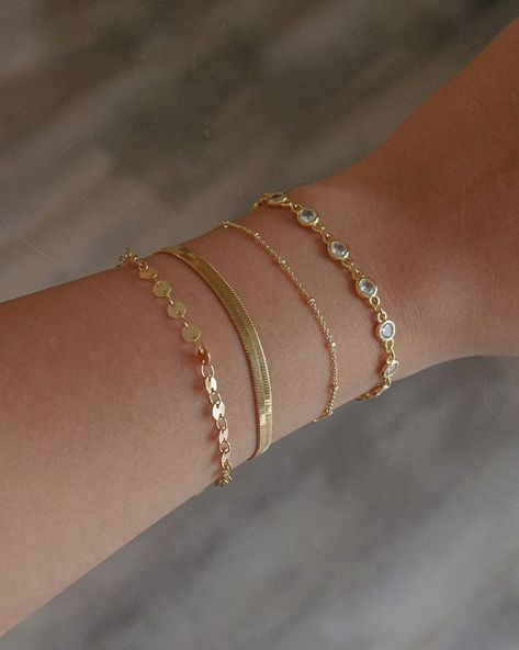 Gold Jewellery Aesthetic Bracelets, Classic Gold Bracelet, Gold Bracelet Layering, Bracelet Layering Ideas Gold, Golden Accessories Jewelry, Layered Gold Bracelets, Jewelry Stacking Bracelet, Dainty Gold Bracelet Stack, Cute Gold Bracelets Simple