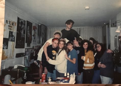 90s college kids College 90s Aesthetic, College Film Photos, College In The 90s, Uwc Colleges Aesthetic, Fun College Aesthetic, 90s School Aesthetic, 90s College Aesthetic, 90s Highschool, College Student Aesthetic