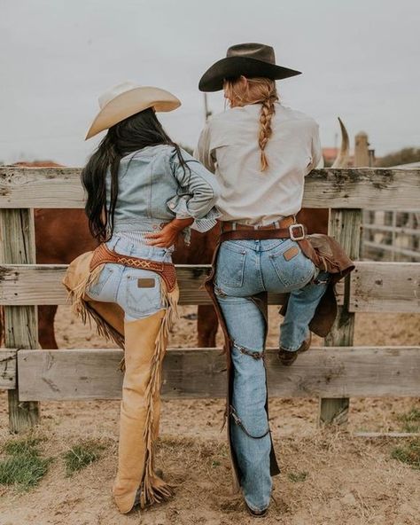 Traje Cowgirl, Western Photo Shoots, Foto Cowgirl, Western Photoshoot, Western Photo, Cowgirl Style Outfits, Western Photography, Wrangler Cowboy Cut, Rodeo Life